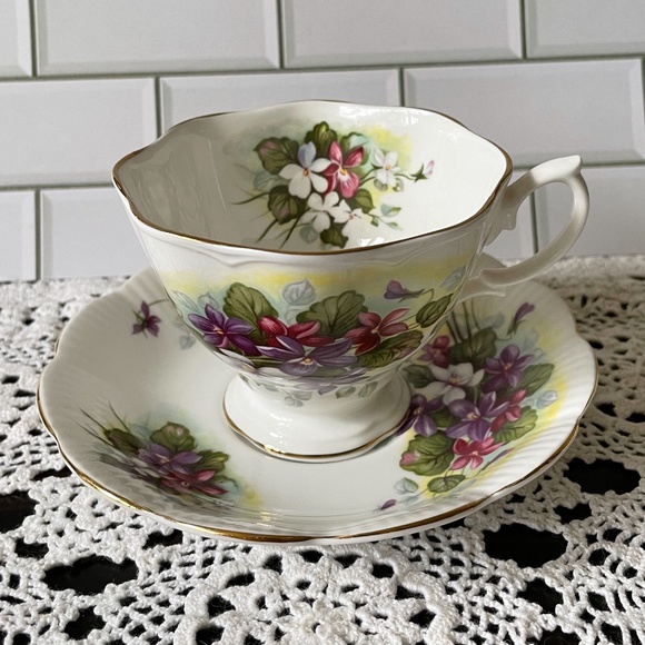 Royal Albert Bone China / Violets, purples and white flowers with green leaves - Picture 1 of 12